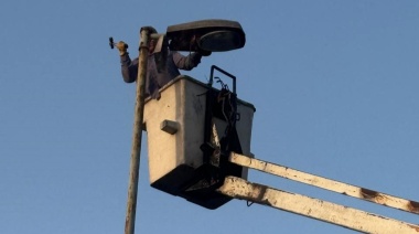 El Puente Dardo Rocha ya tiene instaladas sus 16 luminarias nuevas
