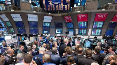 Tras el anuncio de Trump, las acciones argentinas rebotaron hasta 14% y el riesgo país perforó los 900 puntos