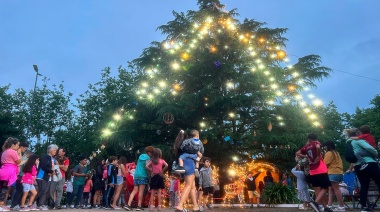 Con árbol iluminado y pesebre, se inauguró el nuevo paseo navideño de Quequén