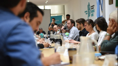 Hasta ahora, no hay oferta: el Gobierno provincial recibió a docentes y estatales