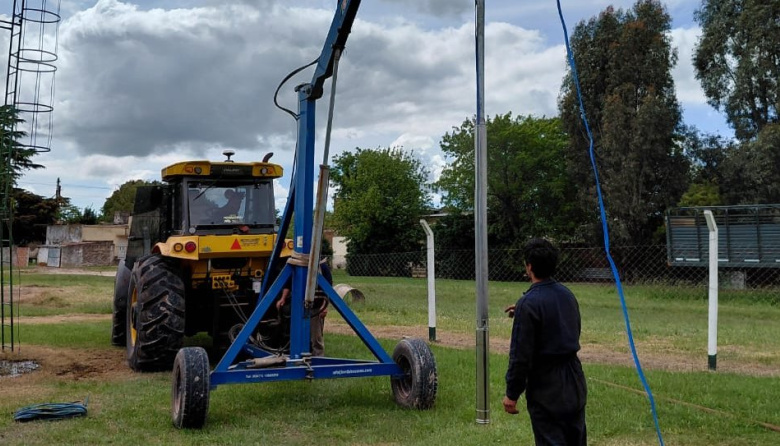 El Municipio instaló una nueva bomba de agua en Claraz para reforzar el servicio durante el verano