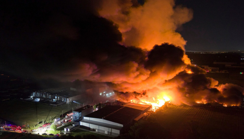 Incendio apocalíptico en el Polo Industrial de Ezeiza: evacuados, heridos y casas vecinas destrozadas