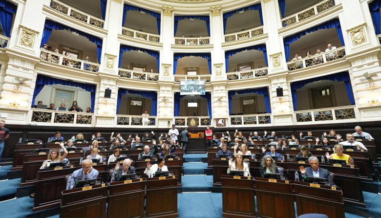 La Legislatura bonaerense aprobó el Presupuesto 2026 y la Ley Impositiva, mientras continúa la negociación por el endeudamiento