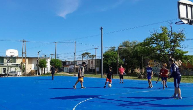 Juventud Nueva Necochea puso en valor la cancha del barrio Fonavi junto al Grupo Colmena