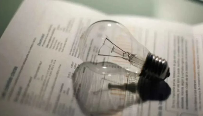 El gobierno busca un aumento en las boletas de gas y de luz