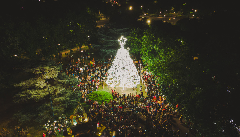 Se encendió el Árbol de Navidad y se realizó el pesebre viviente en una plaza repleta de familias