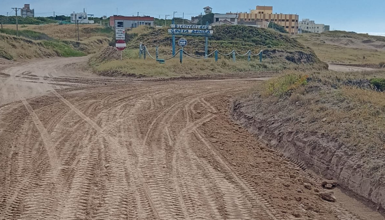Con sus recursos, el municipio reforzó el mantenimiento de calles con suelo de arena en Necochea y Quequén