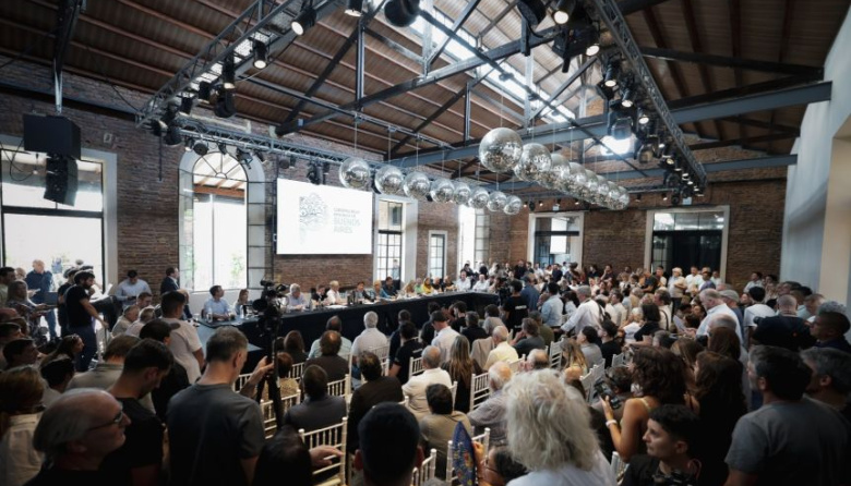 Junto a intendentes de muchos sectores, Kicillof reunió empresarios y piensa en 2027