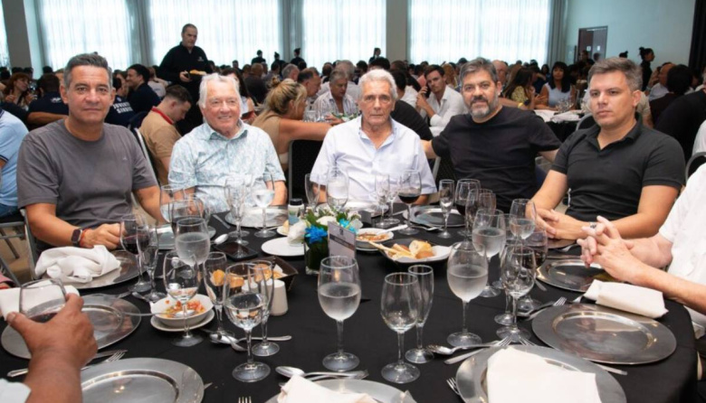 Horas de desconcierto, escaramuzas y una foto que sacudió la tarde de viernes en el peronismo bonaerense