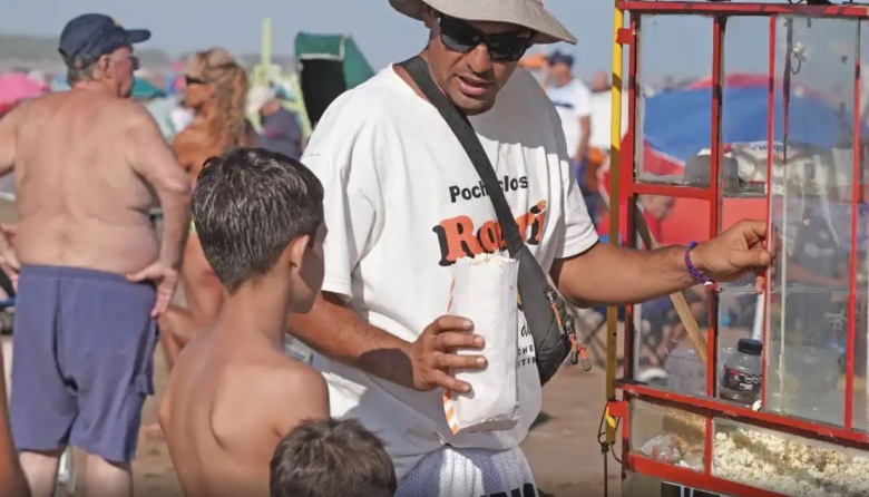 “Hay gente, pero se cuida mucho la plata”: el verano en la arena