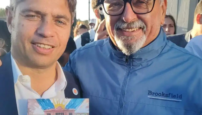 Llarías le entregó a Kicillof su libro sobre Perón