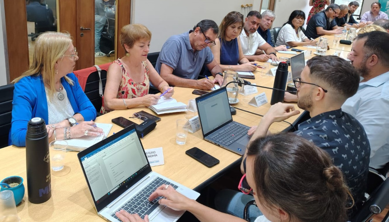 Paro de docentes y equilibrismo político: los gremios reclaman en Provincia, pero apuntan a Milei