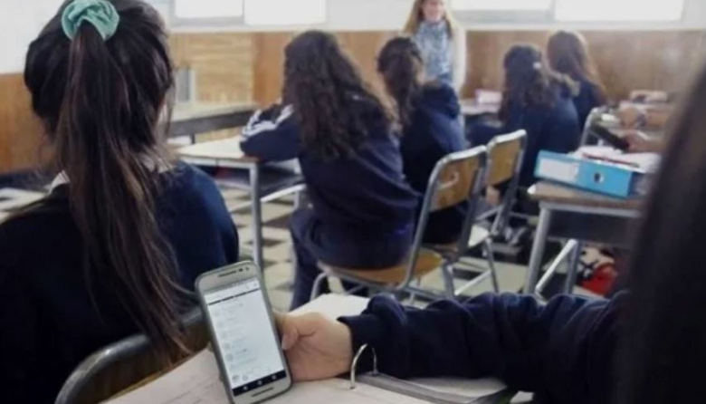 Vuelve a discutirse el uso de celulares en las escuelas