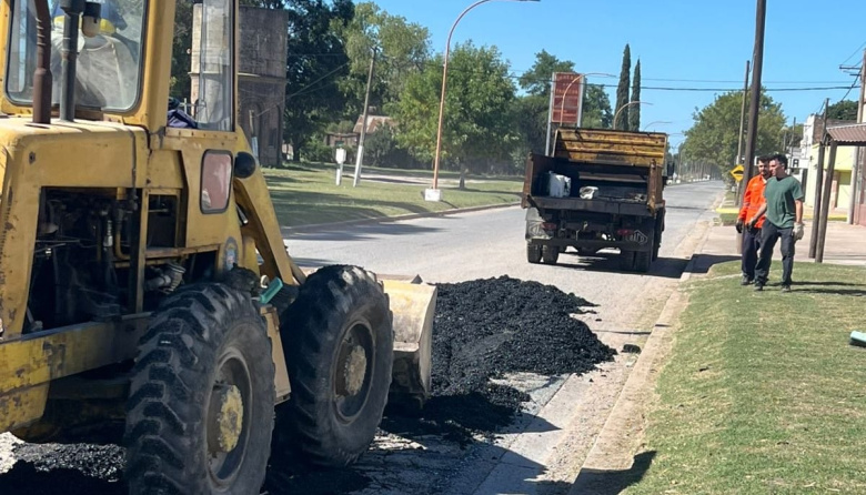 Intensifican trabajos viales y mantenimiento urbano en Juan N. Fernández