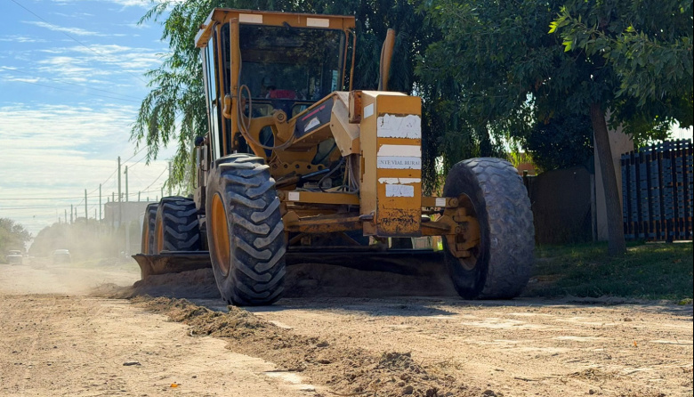 Siguen los trabajos del EMSUR para mantener las calles de tierra de Necochea y Quequén