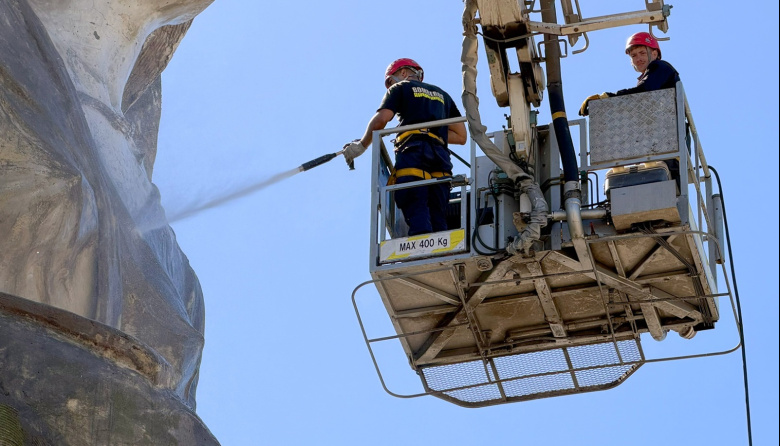 Se efectúa la puesta en valor del Monumento a la Gesta de Malvinas en Quequén