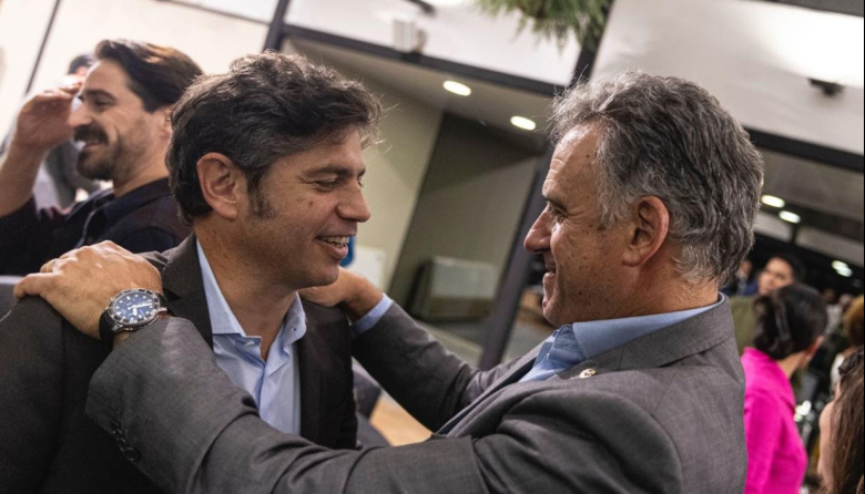 ¿Con saco de candidato? Kicillof se mueve en Uruguay y gana volumen internacional