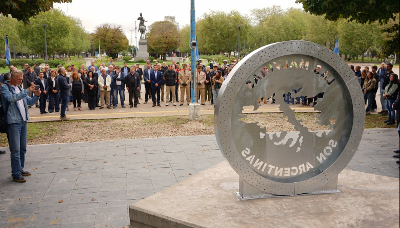 Presentaron el Monumento Malvinas Argentinas y se depositaron ofrendas florales en la Plaza Dardo Rocha