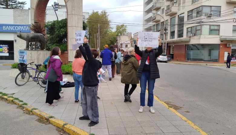 Protesta en Necochea por la reforma de la Ley de Glaciares