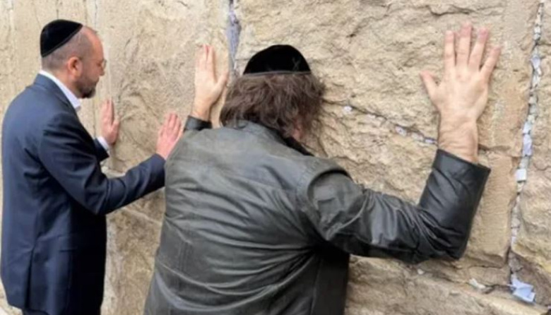 Javier Milei llegó a Israel y pasó por el Muro de los Lamentos