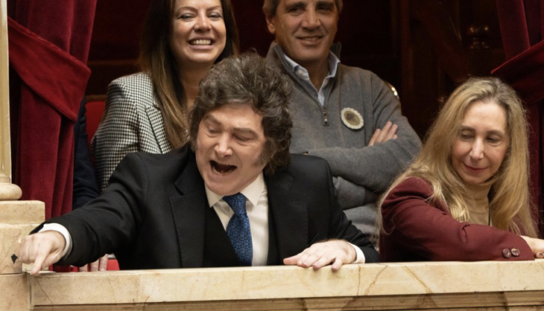 Milei contra la prensa: llamó “corruptos” a periodistas en medio del escándalo por Adorni