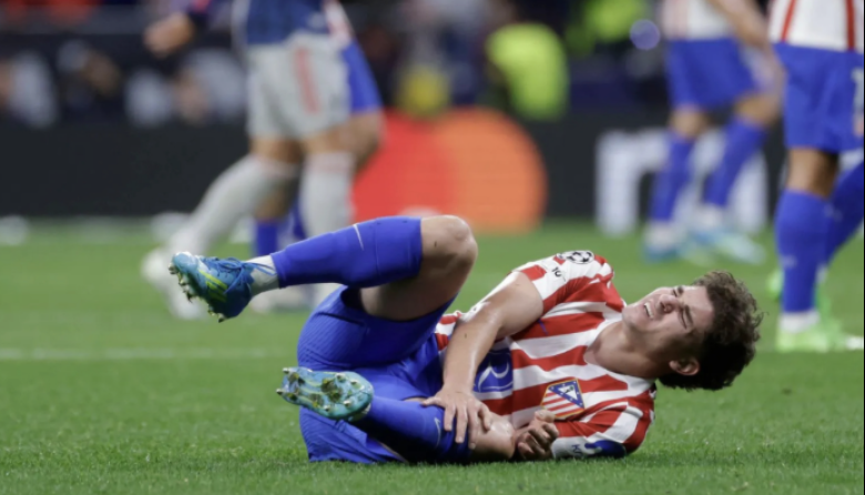 Alarma en la Selección: Julián Álvarez salió lesionado en plena semifinal de Champions