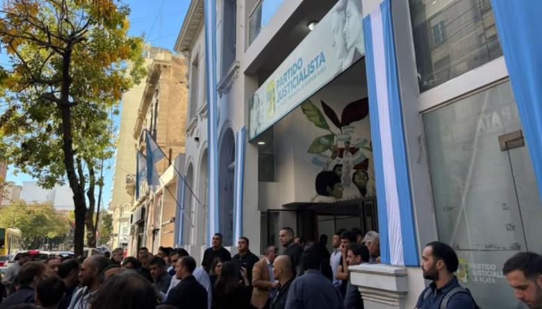 Kicillof asume en el PJ Bonaerense y reúne al Consejo Provincial que integra Andrea Cáceres