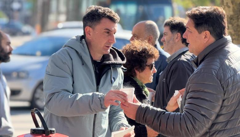 Polémica en Necochea: críticas a concejales libertarios por repartir pastelitos mientras avanza la quita de la Zona Fría