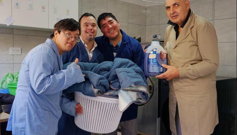 En Senderos de Luz ofrecen servicio de lavandería de acolchados y frazadas ante la llegada del frío