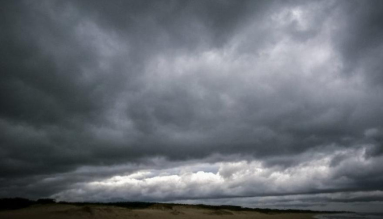 Un sistema de baja presión se instala frente a la costa y anticipa días de tormentas y viento extremo en Necochea