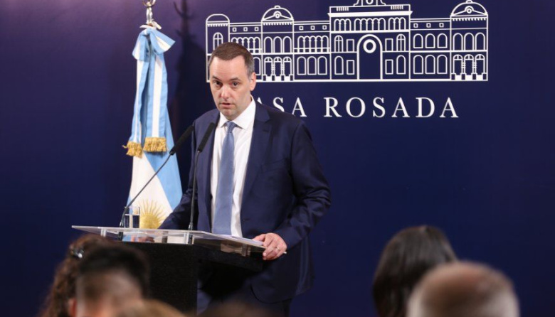La crisis de Adorni impacta en la imagen de Milei y ya la comparan con la “foto de Olivos”