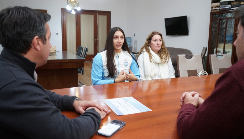 El Intendente recibió a la nadadora necochense de Selección, Guadalupe Angiolini