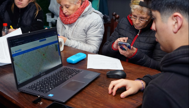 Se brindó una jornada de capacitación e instalación del botón antipánico para vecinos del Barrio 9 de Julio