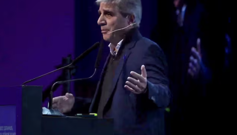 Caputo negó la crisis y volvió a encender el debate: ¿la economía mejora o la calle muestra otra realidad?