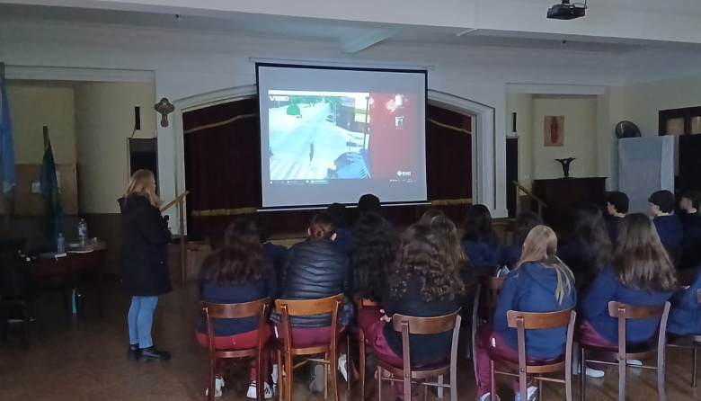 La educación vial sigue llegando a las escuelas y esta vez la charla fue para estudiantes secundarios