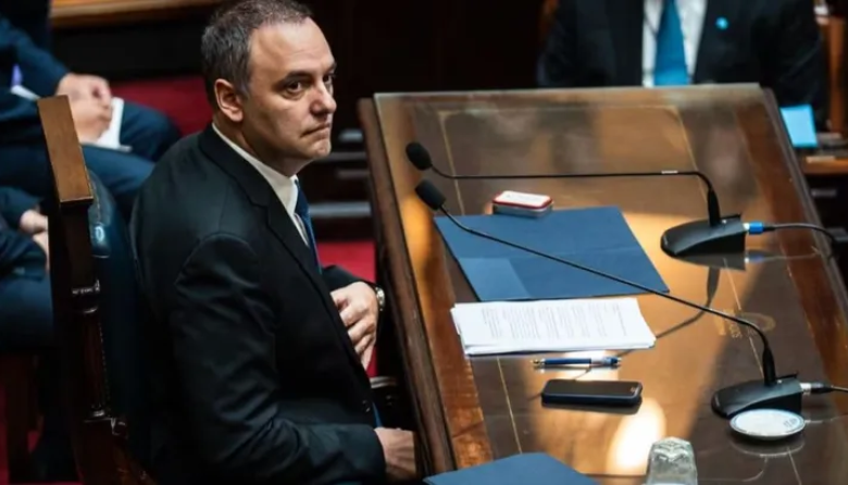 Qué es la moción de censura y cómo podría utilizarse para desplazar a Manuel Adorni