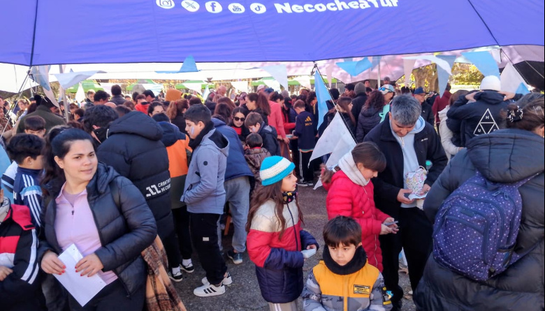La Plaza se puso en «Modo Mundial» con un intercambio de figuritas que convocó a toda la familia