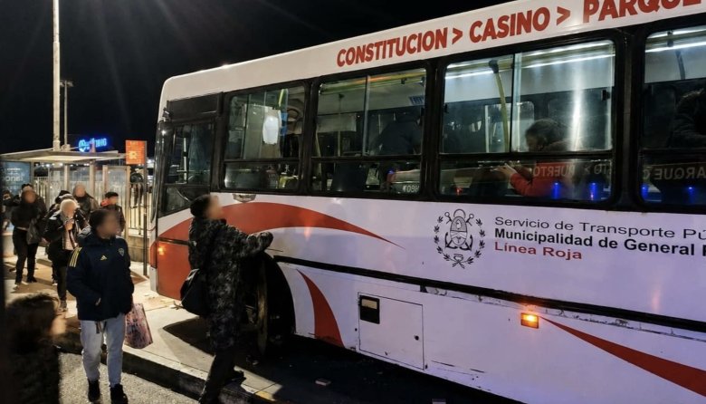 Un colectivo se subió a la vereda, atropelló a varias personas y mató a una joven de 18 años