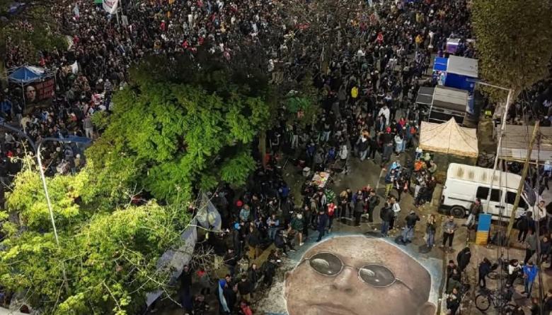 Bajo la lluvia y durante 18 horas, miles de fanáticos despidieron al Indio Solari