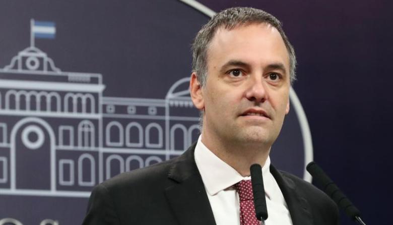El cuento del pendrive convirtió a Adorni en el político más mencionado de las redes