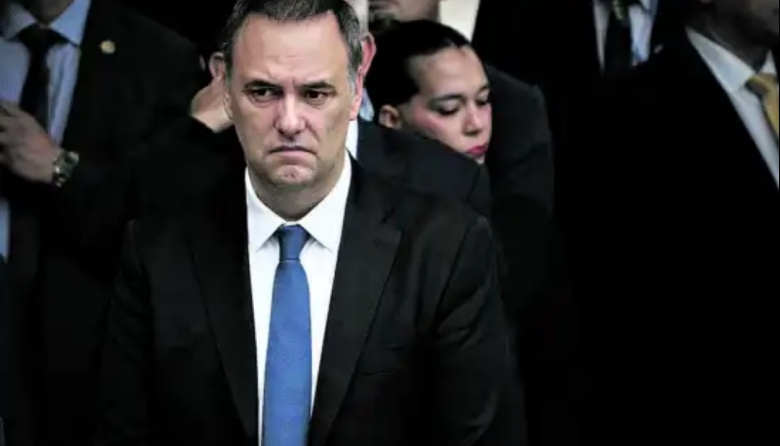 La Justicia le prohibió a Manuel Adorni salir del país sin autorización previa