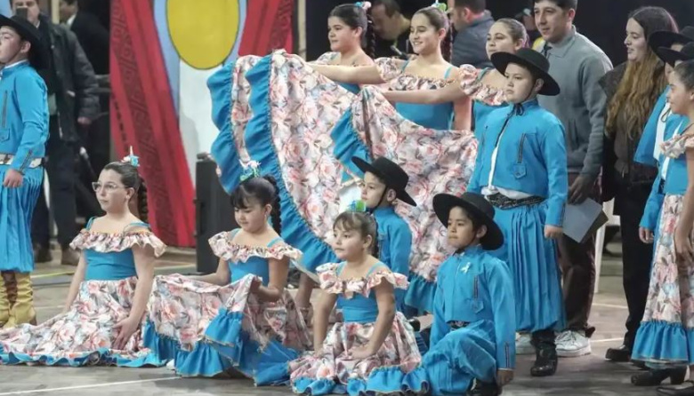 Con la presencia del Intendente se celebró la independencia con folclore y tradición