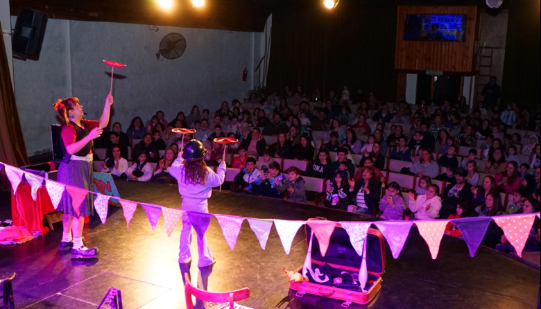 Comenzó el Teatro Municipal en invierno a sala llena: «Es totalmente gratuito», resaltó Juan Gamba