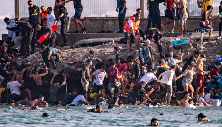 Un viaje de ida y vuelta a Marruecos para más de 50.000 migrantes en 48 horas: Ceuta continúa vaciándose mientras el Ejército toma el control de la frontera