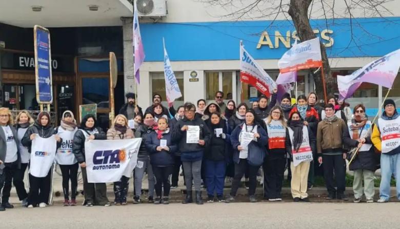 Protesta de CGT, las dos CTA y la Utep frente a las oficinas de ANSES Necochea en defensa del trabajo y las jubilaciones