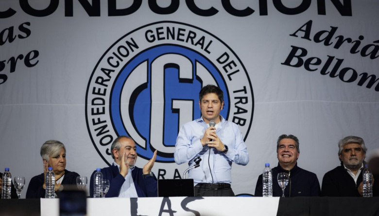 “La gente se está endeudando para pagar la vida”: Kicillof cargó contra Milei en un acto con la CGT en Chaco