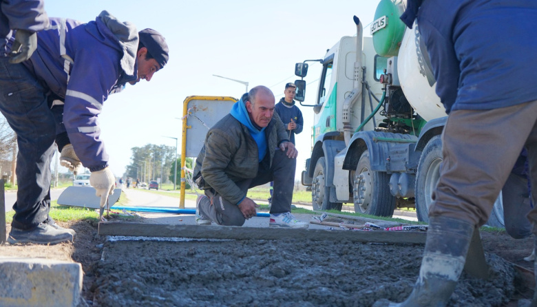 Trabajos de hormigón para reparar calles dañadas y mejorar las rampas de la bicisenda de la 75