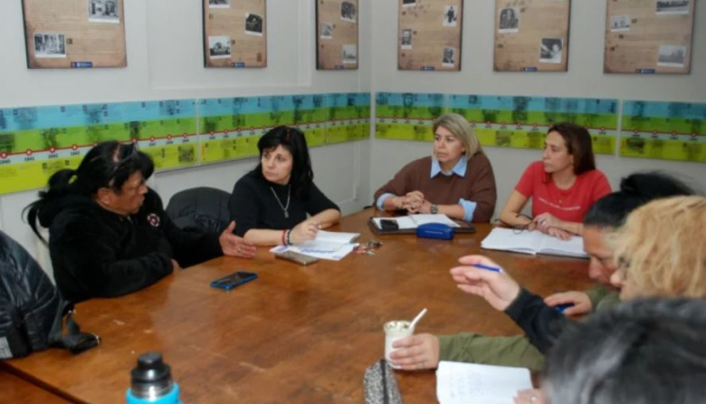 Mesa social: analizan implementar una plataforma dedicada a cuidadores adultos mayores