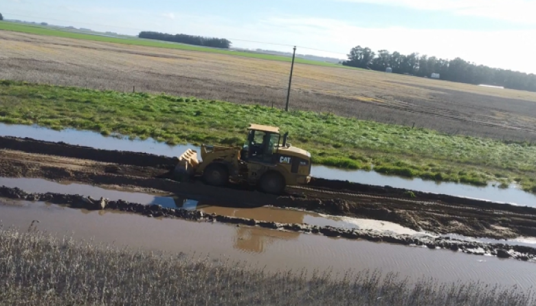 Intensificaron los trabajos de mantenimiento de canales en el sector rural