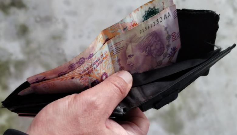 El salario mínimo retrocedió a niveles de la crisis de 2002 y quedó un 12% por debajo de la década del ’90